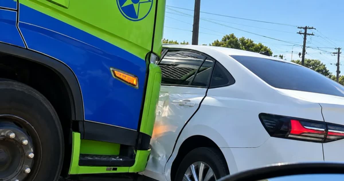 Carreta de soja arrasta carro por 60 metros na BR-364 em Rondonópolis