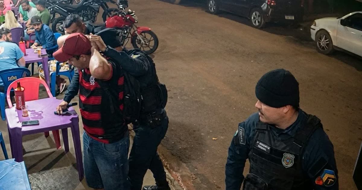 Homem é detido com pistola falsa após se passar por policial em bar de Tangará da Serra; veja vídeo